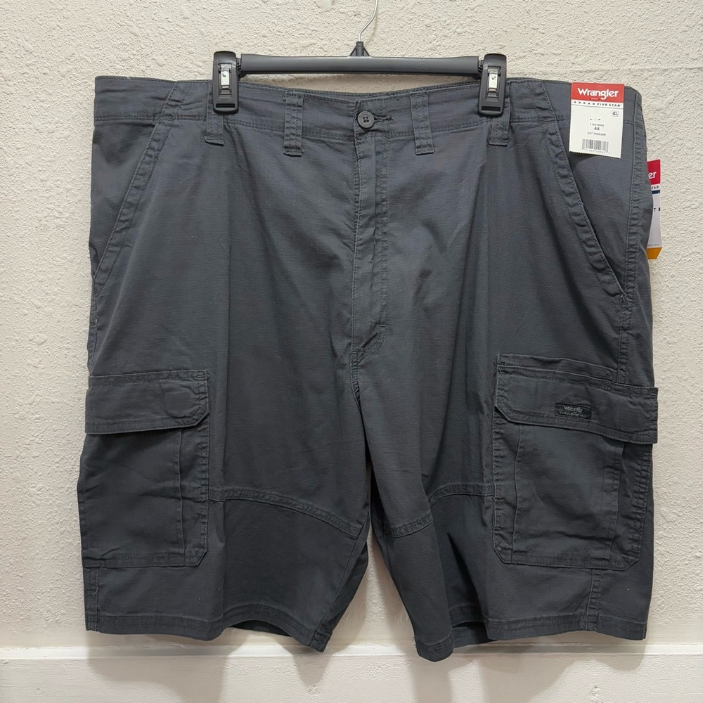 Wrangler Men's Grey Relaxed Fit Cargo Shorts 10" Inseam in Grey NWT Size 44